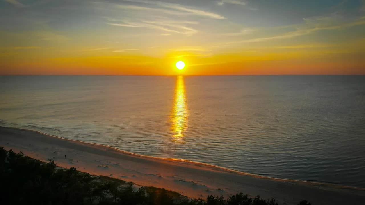 Gdzie na zachód słońca nad Bałtykiem? Najlepsze miejsca i porady