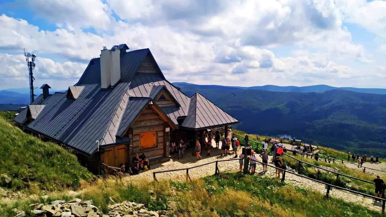 Twój idealny nocleg w Bieszczadach: Góry, jezioro czy cisza?