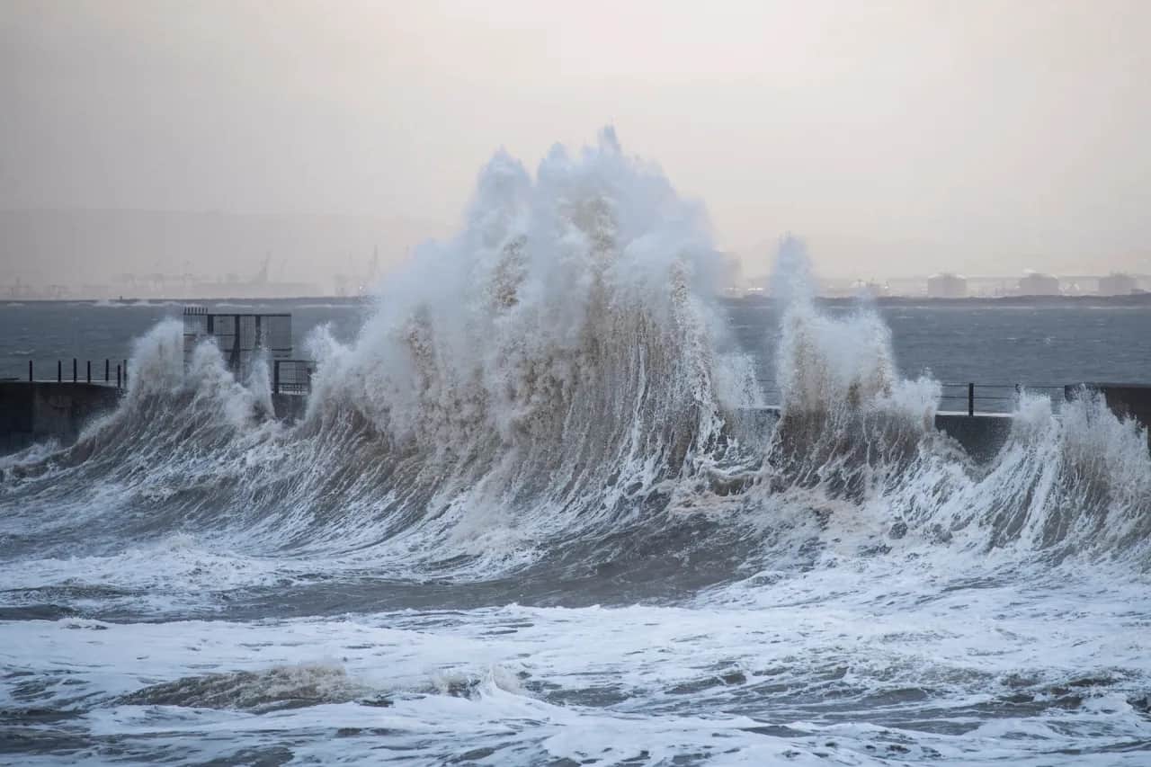 Kiedy Bałtyk sztormuje? Przewodnik po sezonach i sile zjawisk